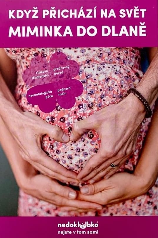 Když přichází na svět miminka do dlaně